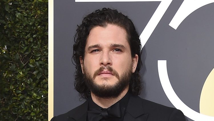 Kit Harrington el la alfombra roja de los Globos de Oro 2018