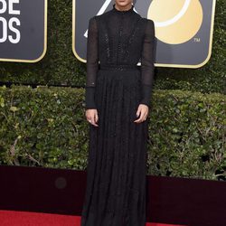 Alicia Vikander en la alfombra roja de los Globos de Oro 2018