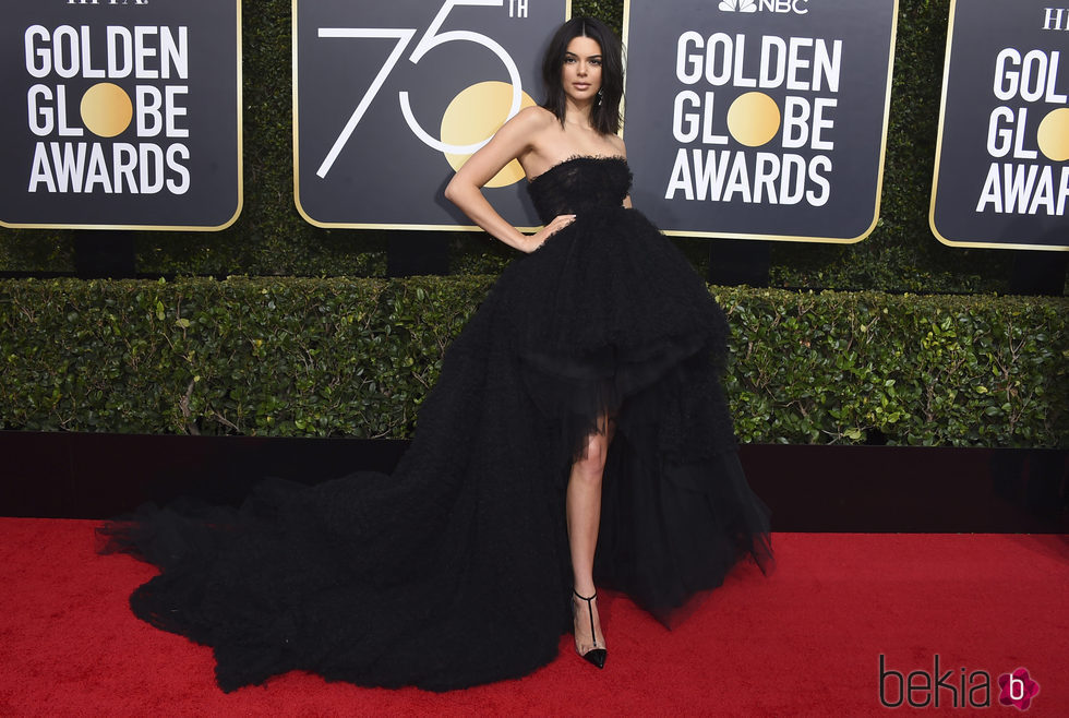 Kendall Jenner en la alfombra roja de los Globos de Oro 2018