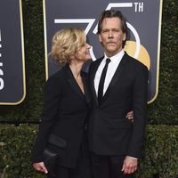 Kevin Bacon y su mujer Kyra Sedgwick en la alfombra roja de los Globos de Oro 2018