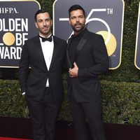 Ricky Martin y Jwan Yosef en la alfombra roja de los Globos de Oro 2018