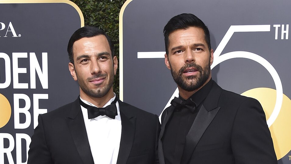 Ricky Martin y Jwan Yosef en la alfombra roja de los Globos de Oro 2018