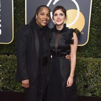 Emma Watson y Marai Larasi en la alfombra roja de los Globos de Oro 2018