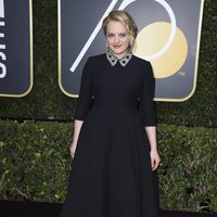 Elisabeth Moss en la alfombra roja de los Globos de Oro 2018