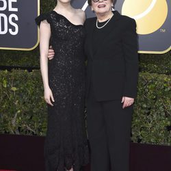 Emma Stone con Billy Jean King en la alfombra roja de los Globos de Oro 2018