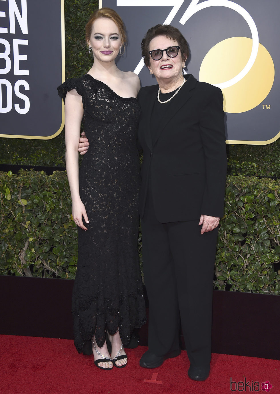 Emma Stone con Billy Jean King en la alfombra roja de los Globos de Oro 2018