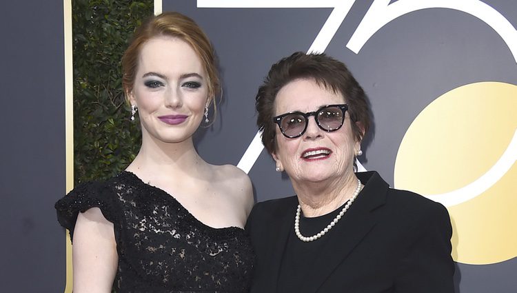 Emma Stone con Billy Jean King en la alfombra roja de los Globos de Oro 2018