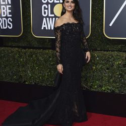 Penélope Cruz en la alfombra roja de los Globos de Oro 2018