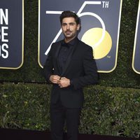 Zac Efron en la alfombra roja de los Globos de Oro 2018