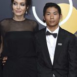 Angelina Jolie y su hijo Maddox en la alfombra roja de los Globos de Oro 2018