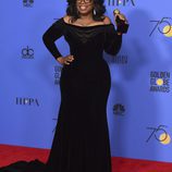 Oprah Winfrey posa con su Globo de Oro honorífico del 2018