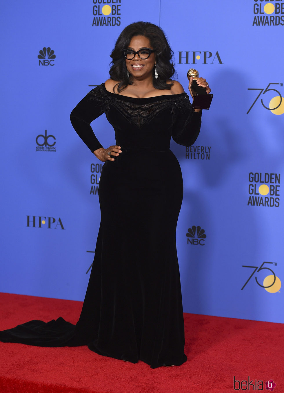 Oprah Winfrey posa con su Globo de Oro honorífico del 2018