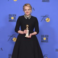 Elisabeth Moss con su Gobo de Oro 2018 por 'The Handmaid´s Tale'