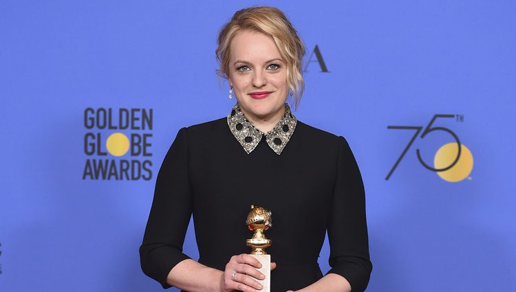 Elisabeth Moss con su Gobo de Oro 2018 por 'The Handmaid´s Tale'