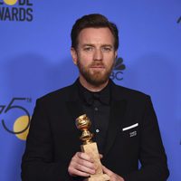 Ewan McGregor con su Globo de Oro 2018 por su papel en 'Fargo'