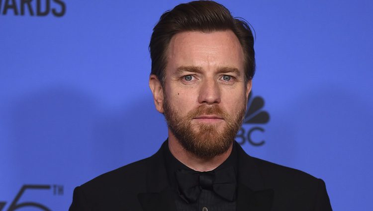 Ewan McGregor con su Globo de Oro 2018 por su papel en 'Fargo'