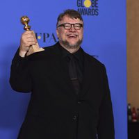 Guillermo del Toro con su Globo de Oro 2018 por 'La forma del agua'