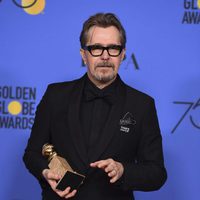 Gary Oldman con su Globo de Oro 2018 por 'Las horas más oscuras'