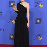 Rachel Brosnahan con su Globo de Oro 2018 por 'The Marvelous Mrs. Maisel'