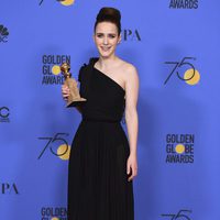 Rachel Brosnahan con su Globo de Oro 2018 por 'The Marvelous Mrs. Maisel'