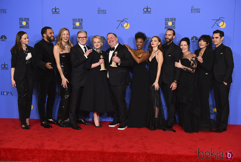 El cast de 'The Handmaid´s Tale' posa con su dos Globos de Oro 2018 conseguidos