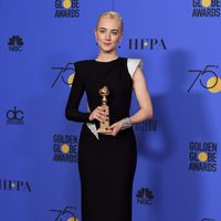 Saoirse Ronan con su Globo de Oro 2018 por su papel en 'Lady Bird'