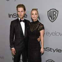 Kaley Cuoco y Karl Cook en la fiesta InStyle tras los Globos de Oro 2018