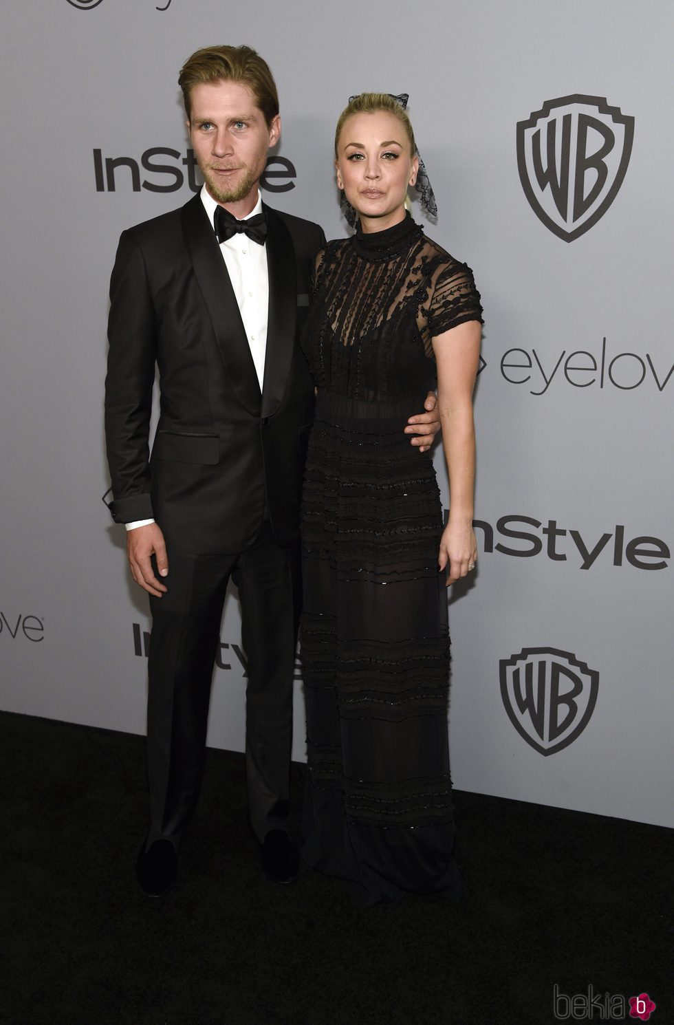 Kaley Cuoco y Karl Cook en la fiesta InStyle tras los Globos de Oro 2018