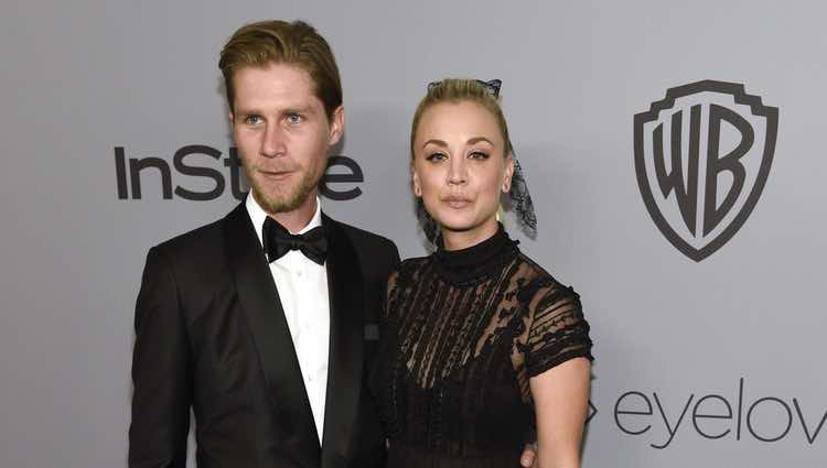 Kaley Cuoco y Karl Cook en la fiesta InStyle tras los Globos de Oro 2018