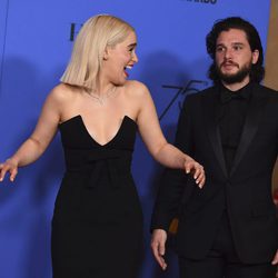 Kit Harington y Emilia Clarke en los Globos de Oro 2018