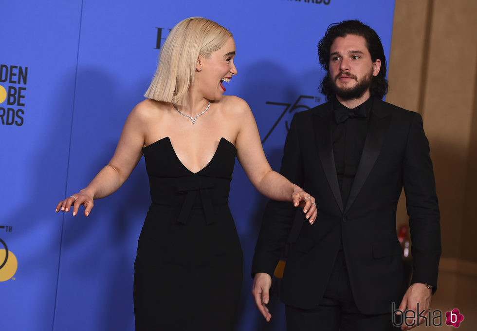 Kit Harington y Emilia Clarke en los Globos de Oro 2018