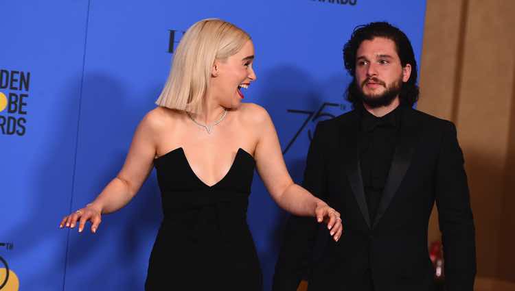 Kit Harington y Emilia Clarke en los Globos de Oro 2018