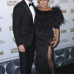 Hugh Jackman y su mujer Deborra-Lee Furness en la fiesta Fox tras los Globos de Oro 2018