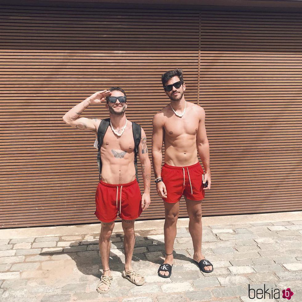 Pelayo Díaz y Andy Mc Dougall lucen torso desnudo en bañador