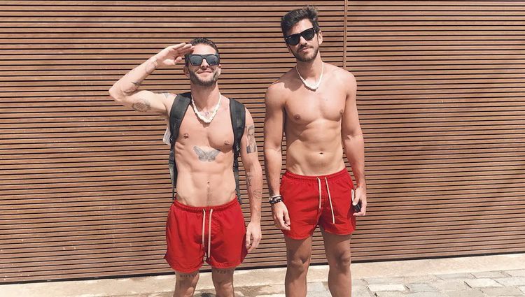 Pelayo Díaz y Andy Mc Dougall lucen torso desnudo en bañador