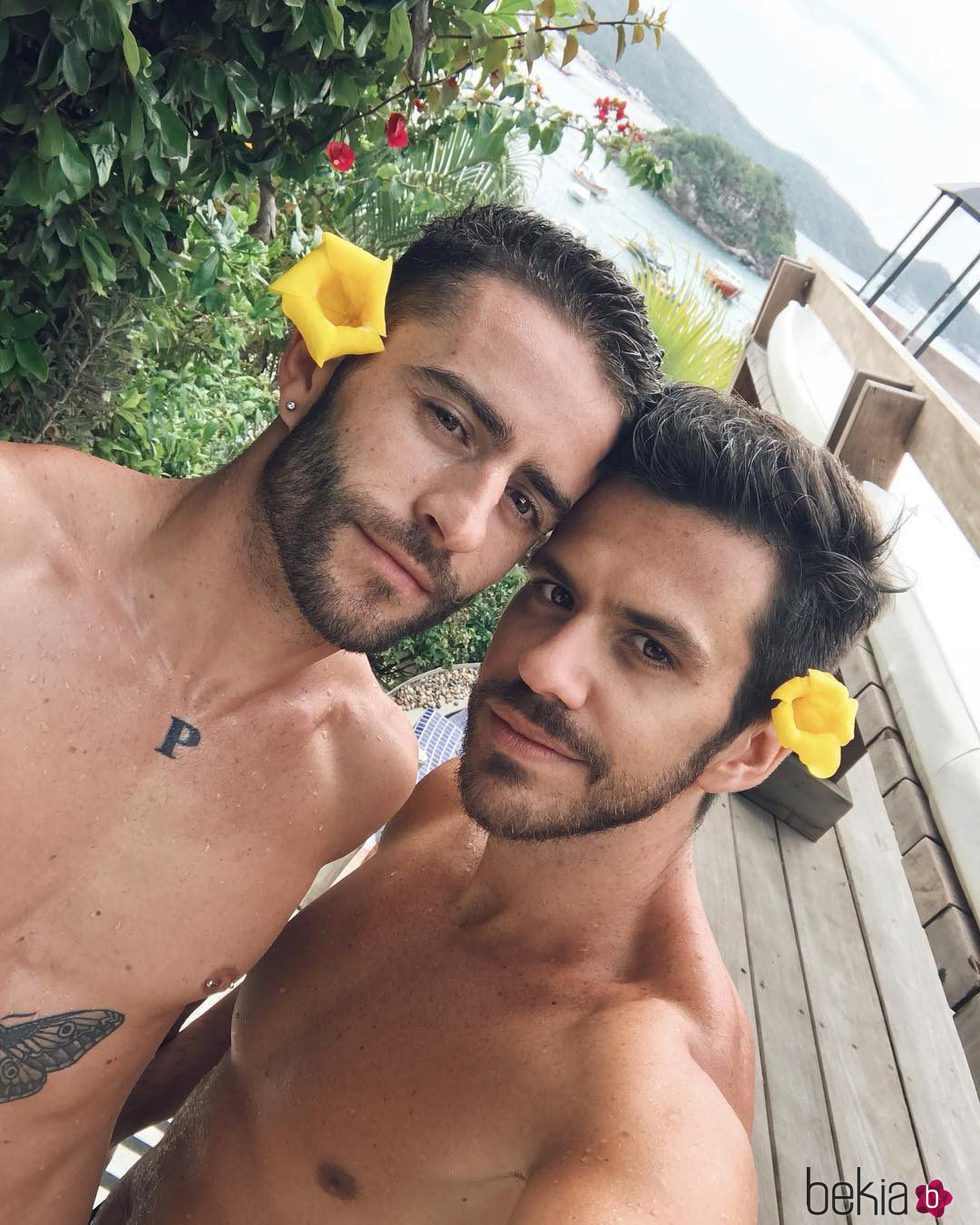 Pelayo Díaz y Andy Mc Dougall, muy románticos en Brasil