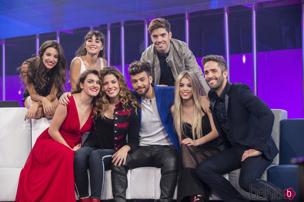 Los concursantes de 'OT 2017' junto a Roberto Leal en la gala 10