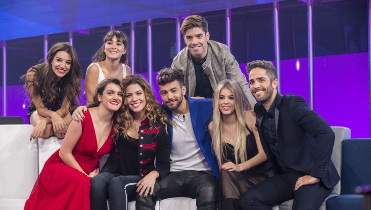 Los concursantes de 'OT 2017' junto a Roberto Leal en la gala 10