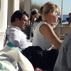 Belén Rueda con Francis Malfatto en las playas de Marbella