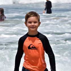 Vicente de Dinamarca dándose un baño en el mar en Australia