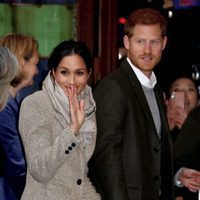 El Príncipe Harry y Meghan Markle visitan la radio Reprezent FM