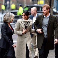 El Príncipe Harry y Meghan Markle, felices y enamorados en su visita a Reprezent FM