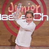 Esther se alza con el trofeo de 'MasterChef Junior 5'