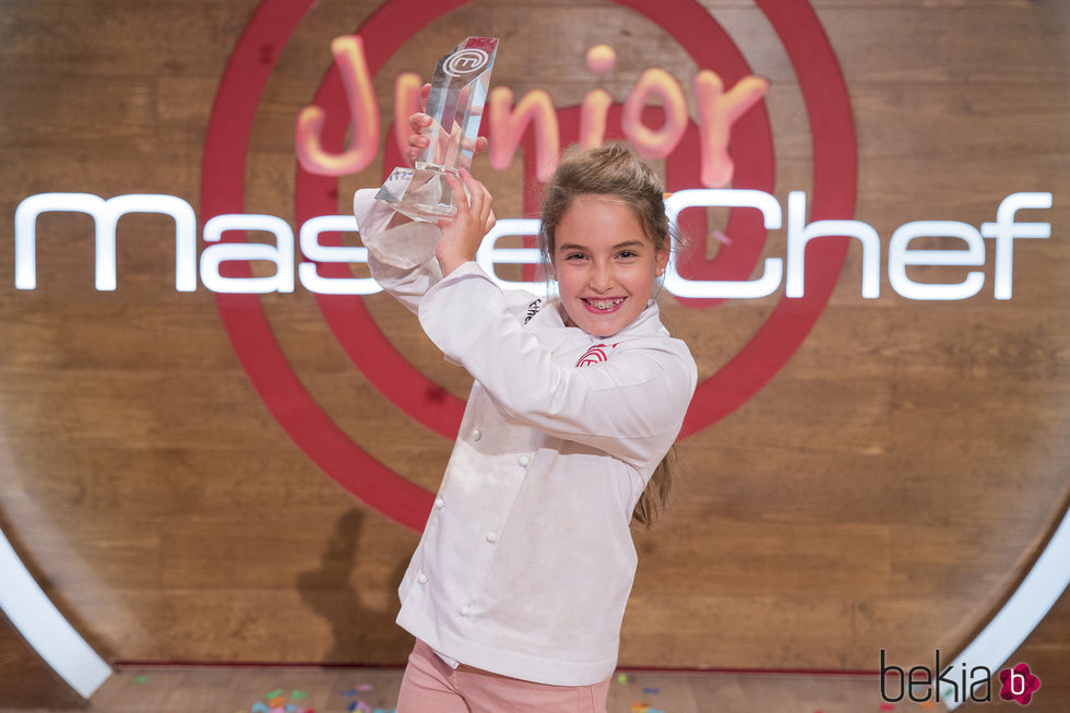 Esther se alza con el trofeo de 'MasterChef Junior 5'