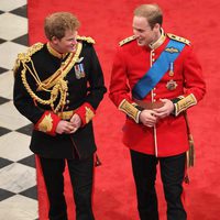 El Príncipe Guillermo junto al Príncipe Harry en su boda con Kate Middleton