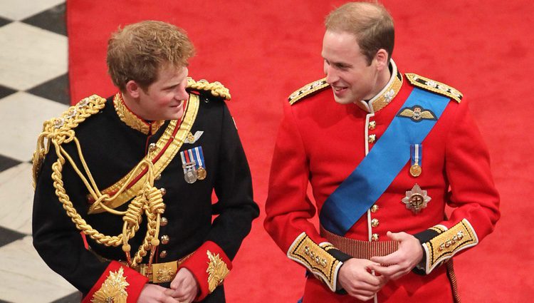 El Príncipe Guillermo junto al Príncipe Harry en su boda con Kate Middleton