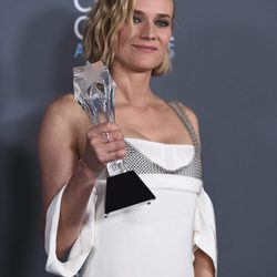 Diane Kruger con su premio en los Critics' Choice Awards 2018