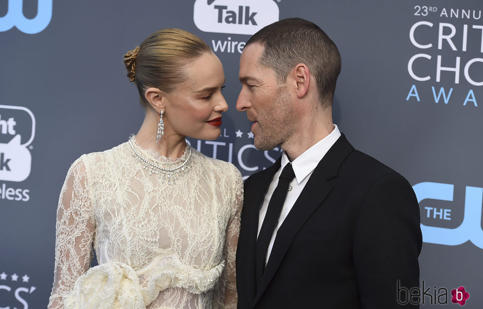 Michael Polish y Kate Bosworth en la alfombra roja de los Critics' Choice Awards 2018