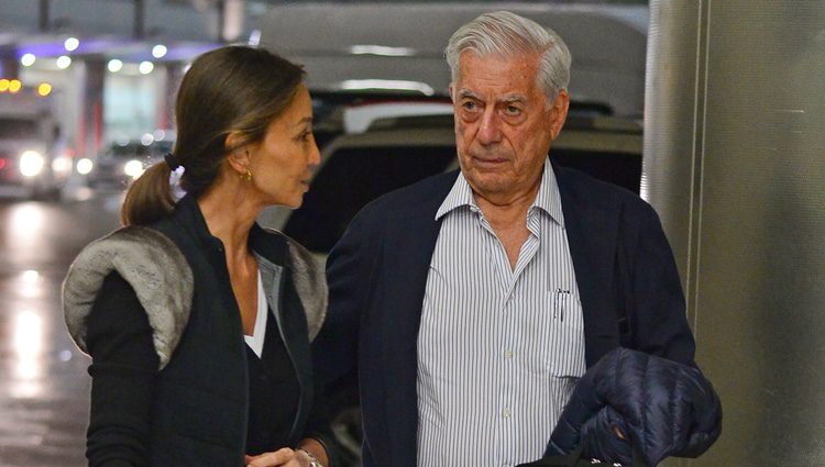 Isabel Preysler y Mario Vargas Llosa charlando en el aeropuerto de Miami tras conocer a los hijos de Enrique Iglesias