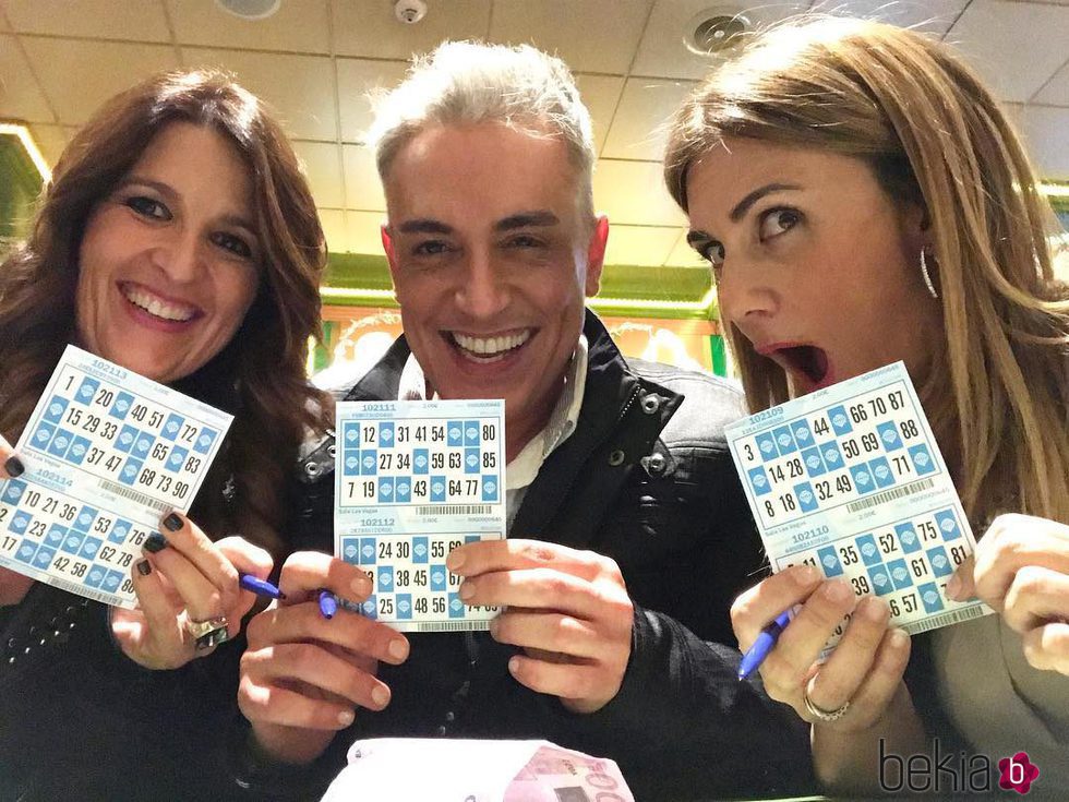 Laura Fa, Kiko Hernández y Carlota Corredera jugando al bingo